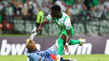AMDEP4726. MEDELLÍN (COLOMBIA), 02/04/2025.- Marino Hinestroza (d) de Atlético Nacional disputa un balón con Luis Ricardo Mejía de Nacional este miércoles, en un partido de la fase de grupos de la Copa Libertadores entre Atlético Nacional y Nacional de Uruguay en el estadioAtanasio Girardot en Medellín (Colombia). EFE/ STR
