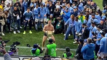 ¡Increíble! Ronny Deila cumple promesa con NYCFC y hace un striptease tras ganar la MLS