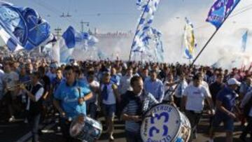 Los hinchas del Zenit desfilan en las calles de San Petersburgo. En Rusia tienen fama de ser unos de los más radicales. Hoy viajan 1.500 a Madrid.