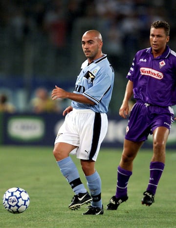 Fichó por la Lazio la temporada 1998-99 dejando 15 millones de euros en las arcas del FC Barcelona.