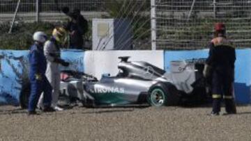 Lewis Hamilton tras sufrir el accidente con el nuevo W05.