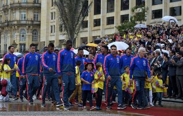 El equipo José Pékerman asistió a un evento presidencia para recibir el pabellón nacional. El sábado estará partiendo a Italia para continuar con la preparación al Mundial de Rusia.