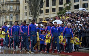 El equipo José Pékerman asistió a un evento presidencia para recibir el pabellón nacional. El sábado estará partiendo a Italia para continuar con la preparación al Mundial de Rusia. 