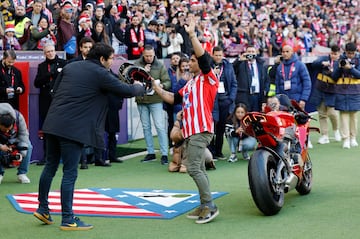 Jorge Martín bajó de su moto para recibir el homenaje por parte del Atlético de Madrid. 