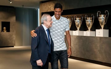 Raphael Varane y Florentino Pérez.