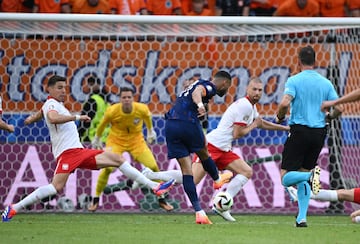 Gakpo dispara para marcar el gol del empate.