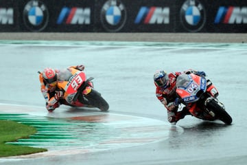 Andrea Dovizioso y Marc Márquez durante el GP de Valencia disputado en el circuito de Cheste. 