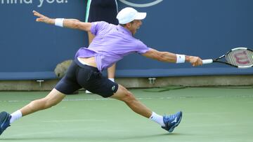 AME9532. MASON (ESTADOS UNIDOS), 15/08/2022.- El tenista español Roberto Bautista Agut saca ante Francisco Cerundolo de Argentina hoy, durante el Masters de Cincinnati 2022 en el Lindner Family Tennis Center de Mason, Ohio (EEUU). EFE/ Mark Lyons
