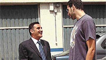 <b>SALUDÓ A SUS JUGADORES.</B> Lamas coincidió antes de su presentación con Álex Mumbrú (en la imagen), Lucas Victoriano y Edu Sonseca, a los que dirigirá en breve.