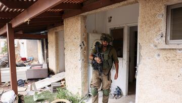 An Israeli soldier stands at the entrance to a building at Kibbutz Kfar Aza, in southern Israel, October 10, 2023. REUTERS/Ronen Zvulun