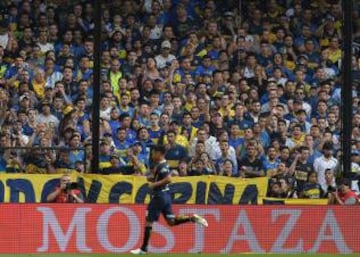 El delantero colombiano festejó un gol ofendiendo a la hinchada de Boca Juniors en La Bombonera haciendo alusión a su eterno rival, River Plate. La prensa de aquel país lo ha atacado y hasta han pedido cárcel por su acto obsceno.