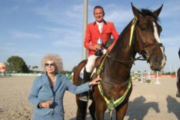 Cayetana durante un concurso de saltos de caballo en 2006