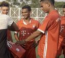 El Bayern sorprende a jugadores de El Salado con camisetas