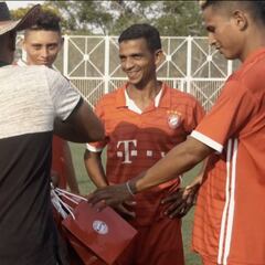 El Bayern sorprende a jugadores de El Salado con camisetas