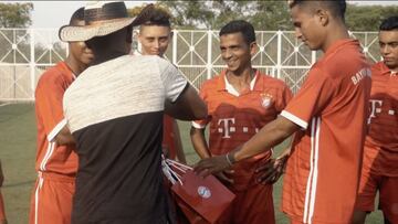 Jugadores de El Salado y Montes de María reciben camisetas del Bayern Múnch