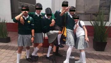 Adolescentes de secundaria utilizando falda 