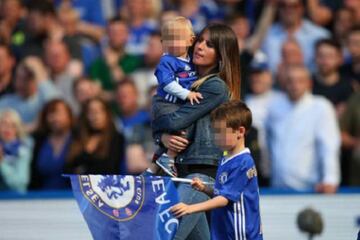 La mujer que ha acompañado a Eden Hazard en todos sus momentos de éxito. Se conocieron a los 14 años en la escuela, a los 18 ya vivían juntos y un año después dieron la bienvenida al primero de los tres hijos que tienen en común.