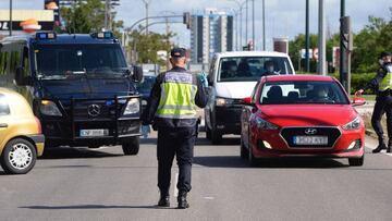GRAF3514. VALLADOLID, 10/05/2020.- -Efectivos de la Policía Nacional realizan un control este domingo, en una de las salidas de la cuidad de Valladolid para controlar los desplazamientos de los ciudadanos durante el estado de alarma declarado por la pandemia del coronavirus.- EFE/NACHO GALLEGO
