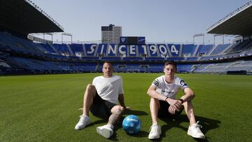 Alfonso Herrero y Carlos López posan para As en La Rosaleda.