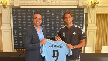 Simao Coutinho y Gonçalo Paciencia posan con la camiseta del Celta.