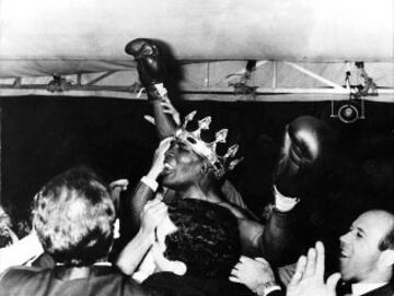 José Legrá era uno de los boxeadores del momento en España. Nacido en Cuba pero nacionalizado español, compartió protagonismo en esta época con Urtain y Carrasco. Consiguió el mundial del peso pluma en 1968 tras noquear al galés Howard Winstone ante 11.000 personas.