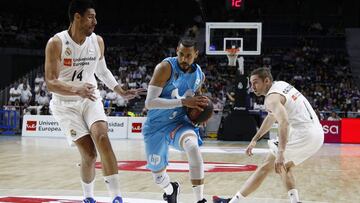 Ayón y Causuer, frenan a Clavell.