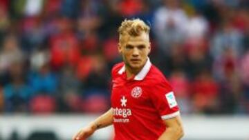 CONTROL. Geis mantiene el balón en un partido con el Mainz.