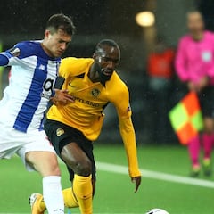 El Valencia sigue a Otávio, del Oporto