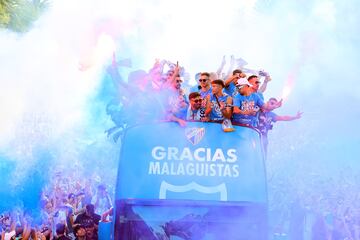 Los jugadores del Málaga celebran con sus aficionados el ascenso a Segunda División por las calles de la capital andaluza.