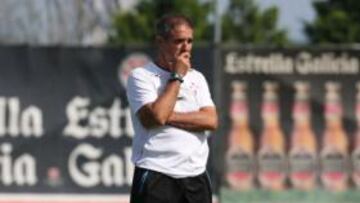 <b>DÁNDOLE VUELTAS. </b>Paco Herrera tiene varias incógnitas por despejar para su primer once este curso.