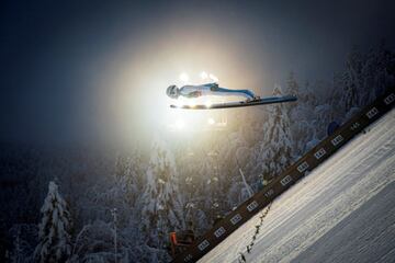 El canadiense Mackenzie Boyd-Clowes compite durante la primera ronda del Campeonato Mundial de saltos de esquí en Planica (Eslovenia). Está claro que esta modalidad deportiva produce imágenes espectaculares de una belleza absolutamente incuestionable, como se muestra en esta fotografía.