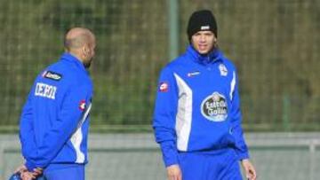 <b>DUDA. </b>Zé Castro no se entrenó ayer y su presencia ante el Cartagena dependerá de cómo trabaje hoy.