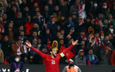 El jugador referente de la Selección de Turquía nació en Manheim en el seno de una familia de inmigrantes turcos en Alemania. Siendo aún una joven promesa fue tentado por la Federación alemana pero tuvo claro que defendería al país de su familia.