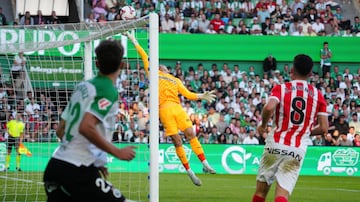 Rubén Yáñez fue el mejor del Sporting en El Sardinero. En esta ocasión le sacó un gran balón a Pablo Rodríguez.