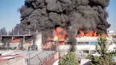 VIDEO: Así ve el fuerte incendio en la Plaza Oasis, Tepito; desalojan a 500 comerciantes