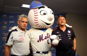 Amistoso con Ecuador en Estados Unidos. Presentación junto a la mascota de los Mets y al técnico del Ecuador, Reinaldo Rueda.