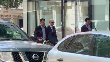 Agentes de Maxi G&oacute;mez (Stellar Football) y Pablo Longoria a la salida de las oficinas del Valencia. Exclusiva AS. 