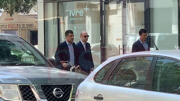 Agentes de Maxi Gómez (Stellar Football) y Pablo Longoria a la salida de las oficinas del Valencia. Exclusiva AS.