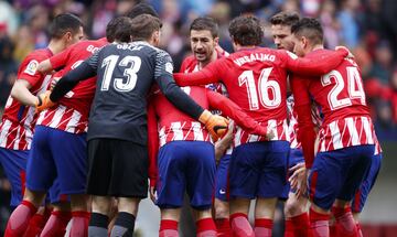 El capitán Gabi arenga a sus jugadores antes del encuentro. 