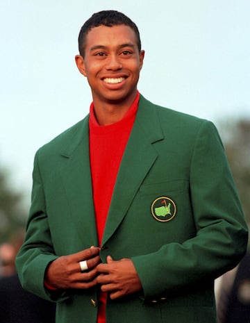 Tiger Woods posando con su primera chaqueta verde