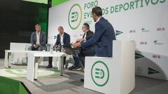 Agust&iacute; P&eacute;rez, Juanan Fern&aacute;ndez, Eduardo Mart&iacute;nez y Antonio del Pino hablan durante la mesa &#039;Triatl&oacute;n, el deporte del siglo XXI&#039; en el Foro Eventos Deportivos de AS.