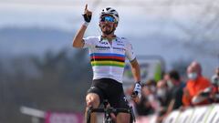 Julian Alaphilippe celebra su triunfo en la Flecha Valona 2021.