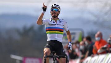 Julian Alaphilippe celebra su triunfo en la Flecha Valona 2021.