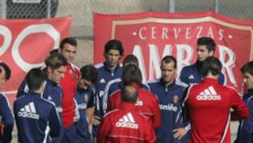 <b>TODOS A UNA. </b>Los futbolistas del Real Zaragoza, el pasado lunes, se reúnen en torno a Juan Iribarren, el preparador físico, al comienzo de la sesión de entrenamiento.