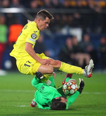 Los jugadores del Villarreal protestaron al árbitro neerlandés, Danny Makkelie, un posible penalti de Allison Becker a Giovani Lo Celso.

