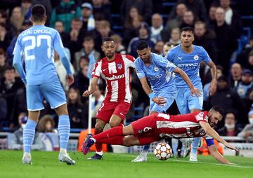 Koke con Riyad Mahrez y Renan Lodi.