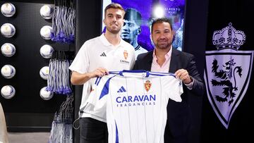 Alberto Marí posa con la camiseta del Real Zaragoza junto a Juan Carlos Cordero.
