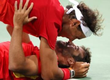 Rafael Nadal y Marc López celebran la victoria ante los canadienses Daniel Nestor y Vasek Pospisil durante la semifinal de dobles masculinos. Jugarán por el oro o la plata contra los rumanos Tecau y Mergea. 