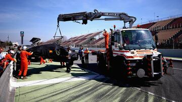 Una gr&uacute;a se lleva el McLaren en Montmel&oacute;.