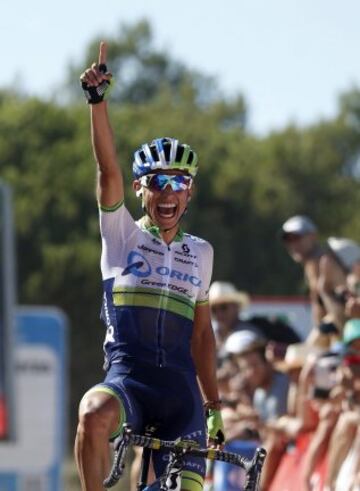 El ciclista colombiano del equipo Orica Esteban Chaves se proclama vencedor de la segunda etapa de la Vuelta Ciclista a España, con salida en Alhaurín de la Torre y llegada en Caminito del Rey, con una distancia de 158'7 kilómetros. 